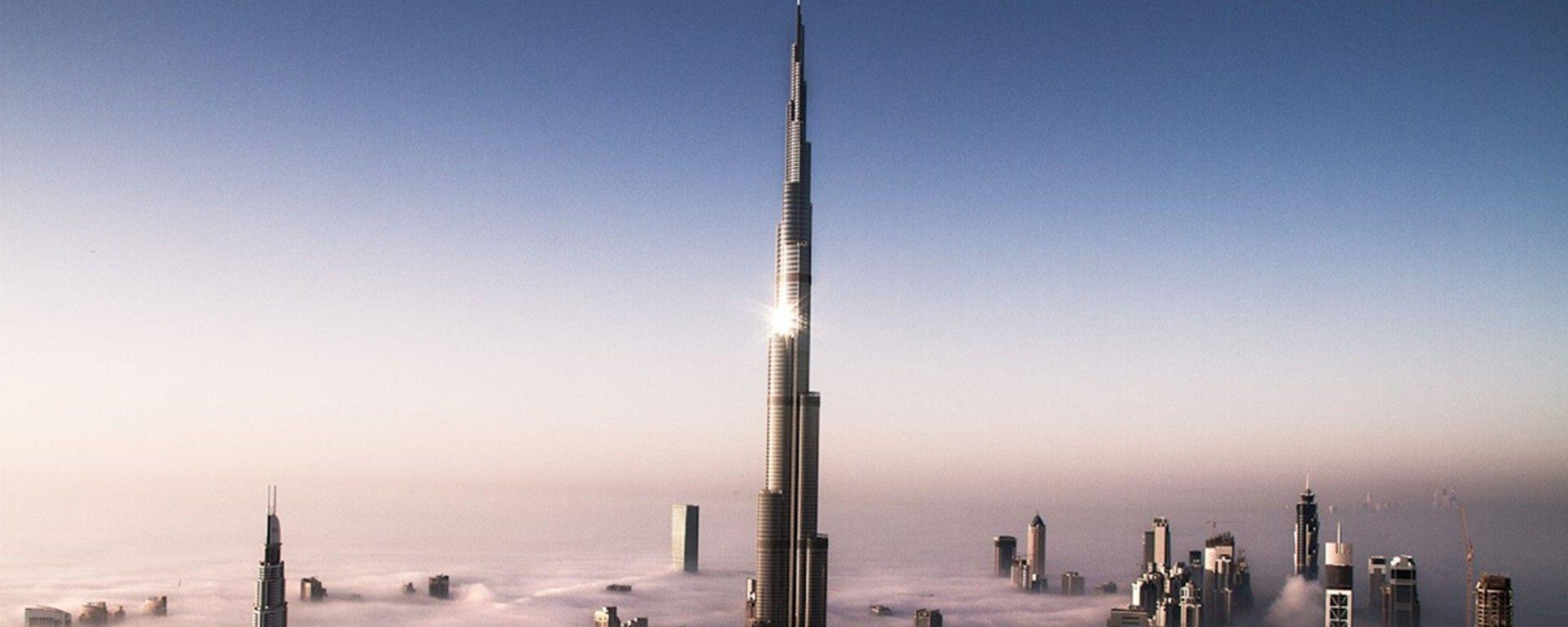 Fotografie mărită a vârfului Burj Khalifa