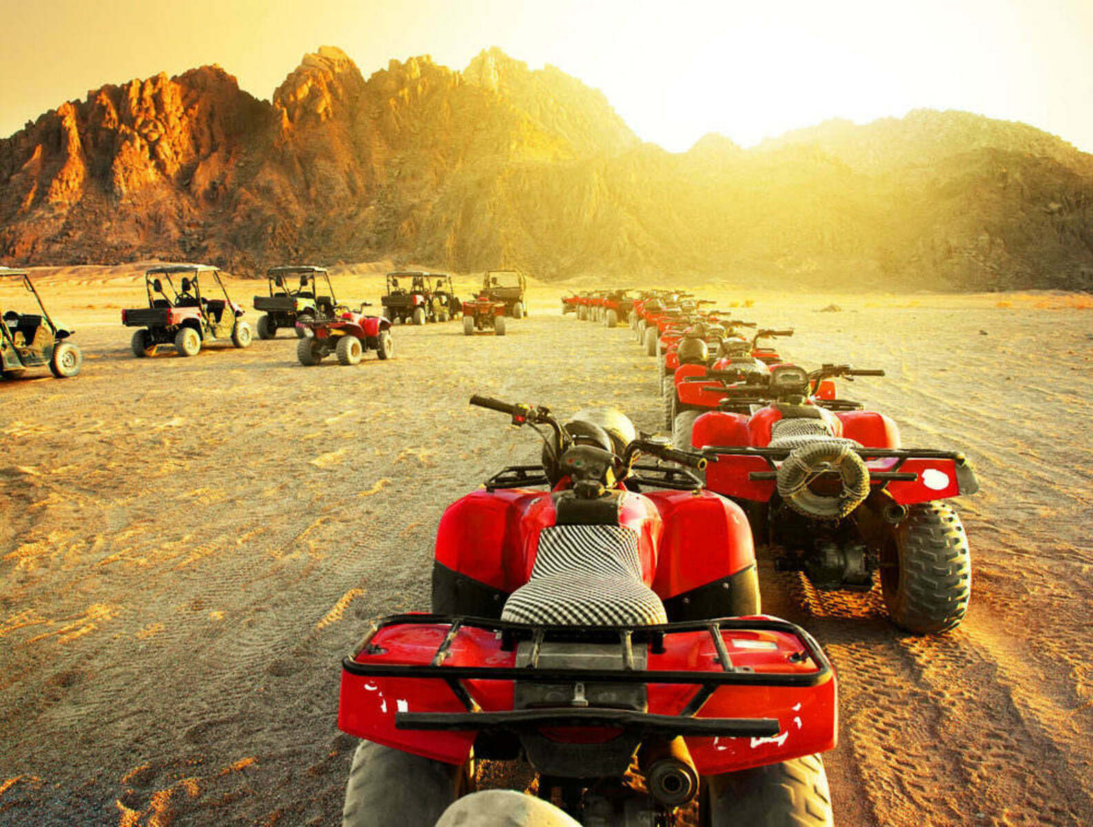 Un safari regal - ATV-uri, buggy-uri, cămile și cină cu dansuri într-un sat beduin