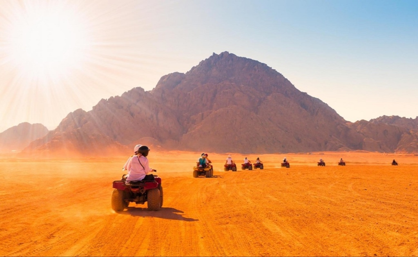 O călătorie printre dunele de nisip ale deșertului Sinai